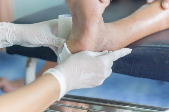 How to distinguish a diabetic foot ulcer from a pressure injury?