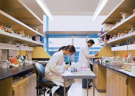 Saline spray combined with ultrasound to treat chronic wounds