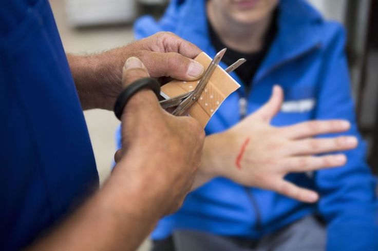 Can wounds remain unbandaged in summer?