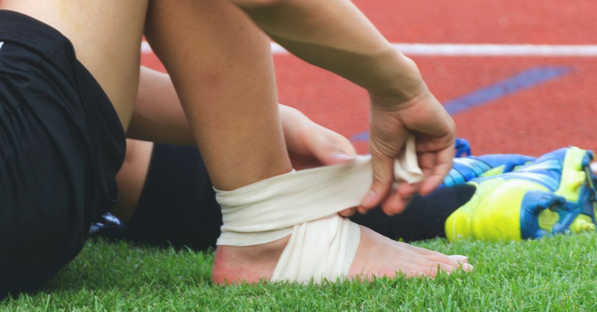 The correct way to deal with ankle sprains in badminton