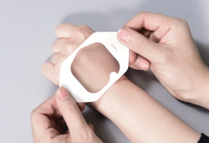 Do you know how to properly remove a transparent dressing?