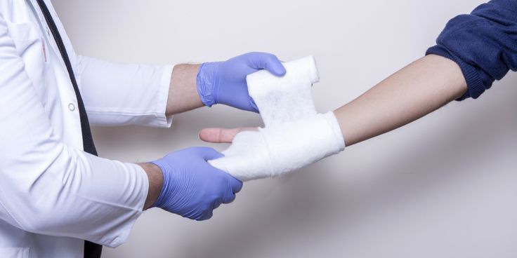 How do you determine the tightness of a wound dressing?